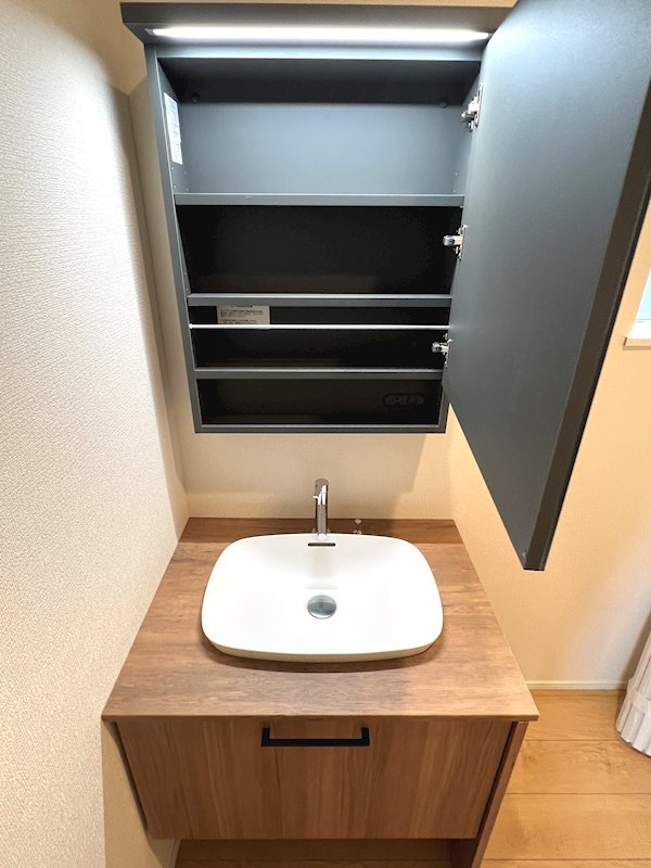 栗東市小平井　アイランドキッチンの新築一戸建て 内観写真（収納）