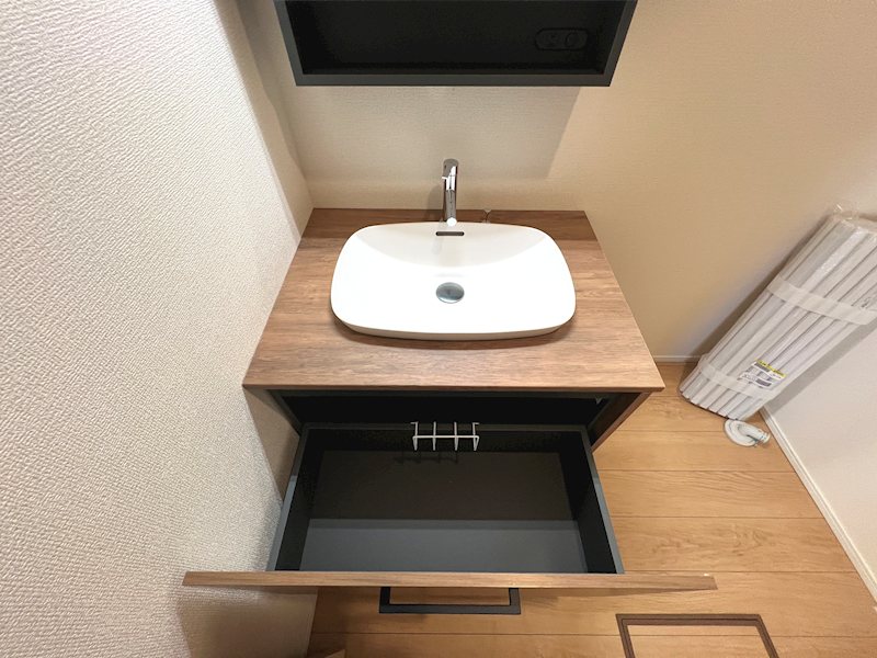 栗東市小平井　アイランドキッチンの新築一戸建て 内観写真（収納）