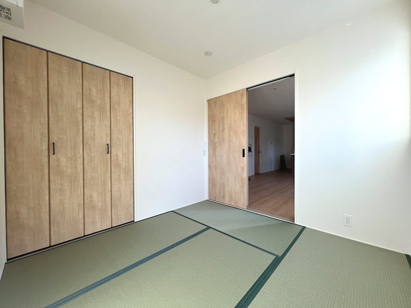 栗東市小平井　アイランドキッチンの新築一戸建て 内観写真（リビング以外の居室）