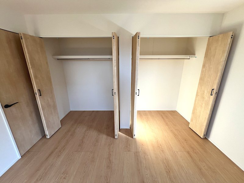 栗東市小平井　アイランドキッチンの新築一戸建て 内観写真（収納）