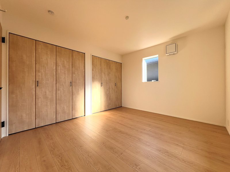 栗東市小平井　アイランドキッチンの新築一戸建て 内観写真（リビング以外の居室）