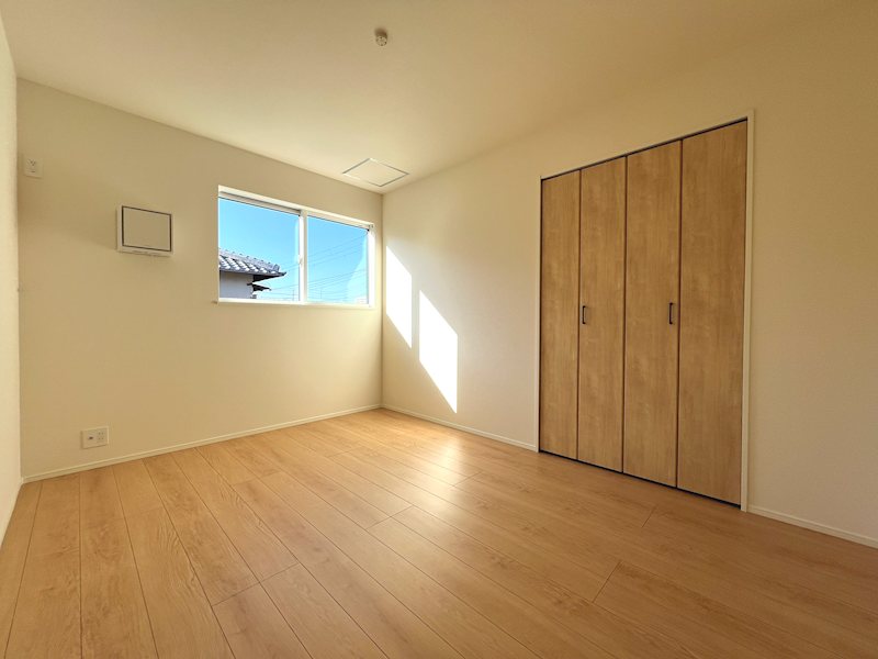 栗東市小平井　アイランドキッチンの新築一戸建て 内観写真（リビング以外の居室）