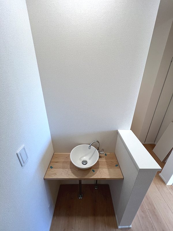 栗東市小平井　アイランドキッチンの新築一戸建て 内観写真（洗面台・洗面所）