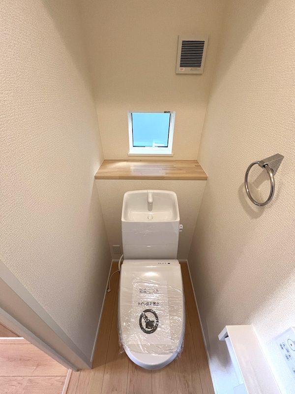 栗東市小平井　アイランドキッチンの新築一戸建て 内観写真（トイレ）