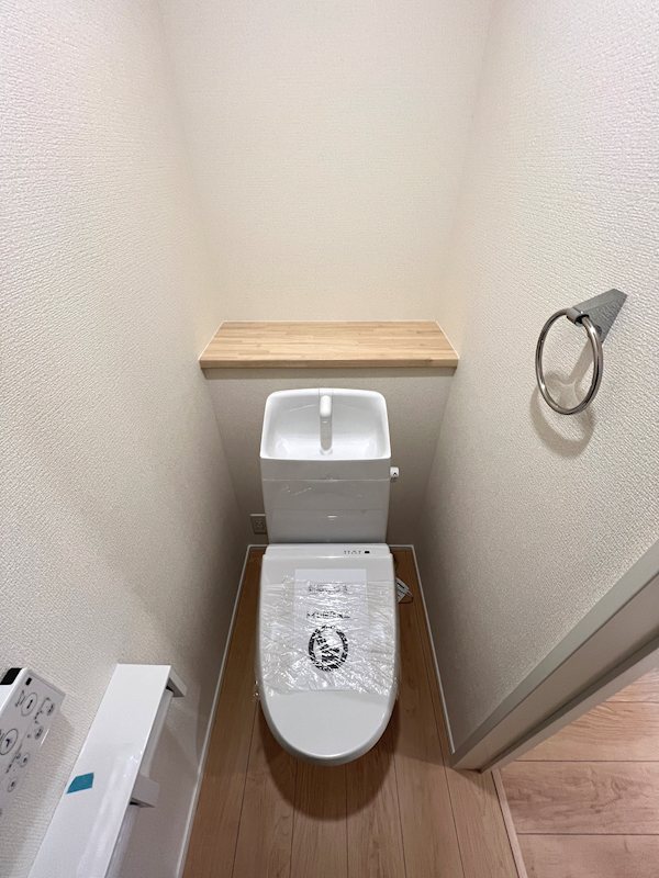 栗東市小平井　アイランドキッチンの新築一戸建て 内観写真（トイレ）