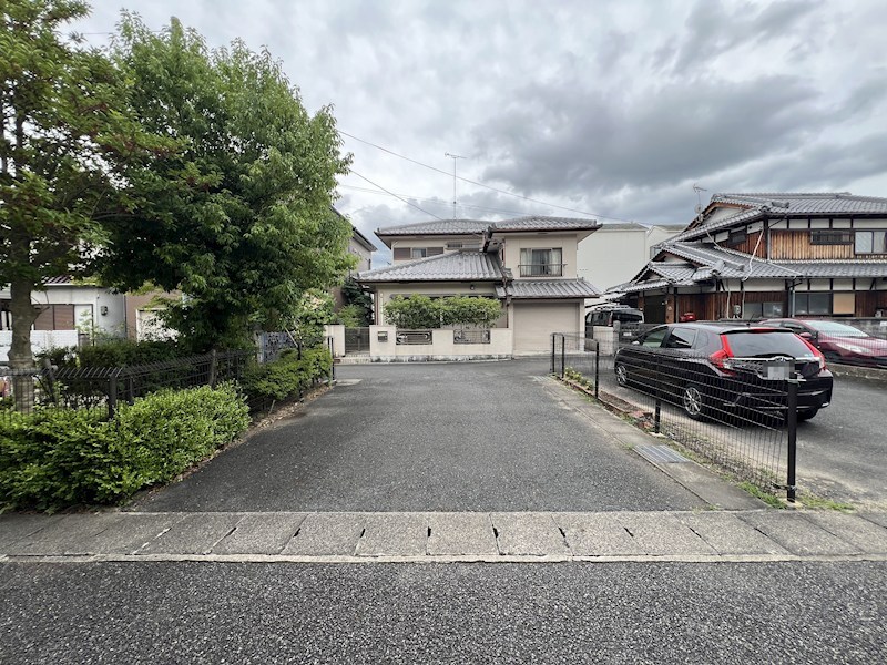 草津市西渋川１丁目　改装済中古戸建 現地写真（玄関）
