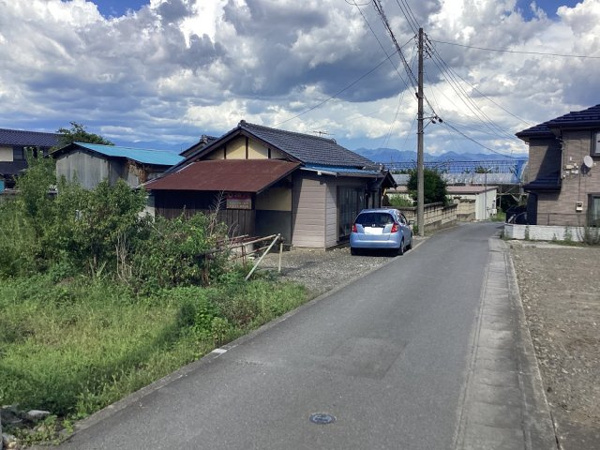 南アルプス市六科古家付土地 現地写真（前面道路含む現地写真）