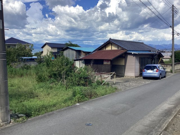 南アルプス市六科古家付土地 現地写真（前面道路含む現地写真）