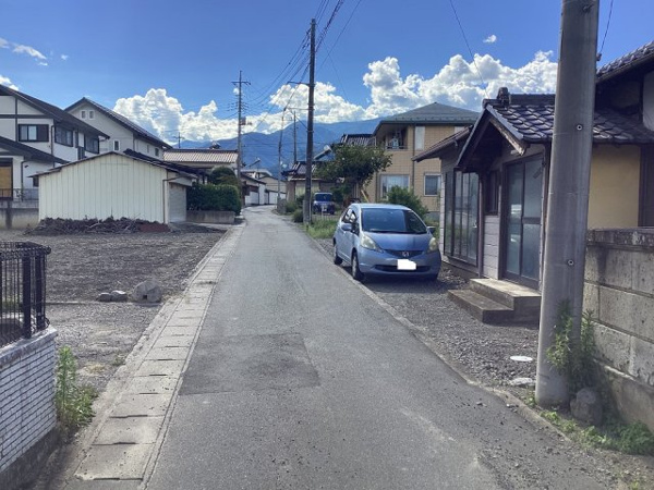 南アルプス市六科古家付土地 現地写真（前面道路含む現地写真）