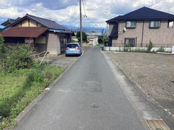南アルプス市六科古家付土地 現地写真（前面道路含む現地写真）