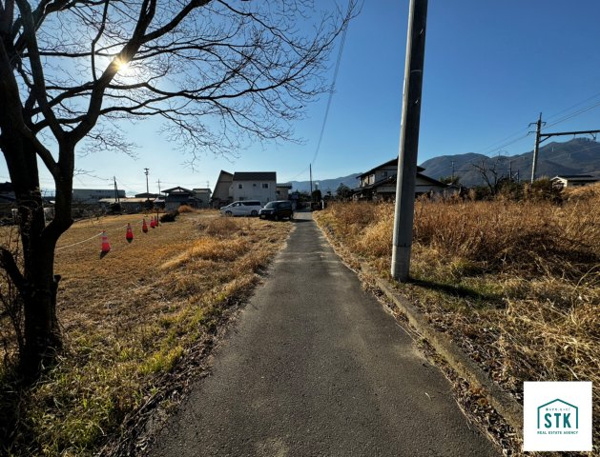山梨市万力　土地 現地写真（前面道路含む現地写真）
