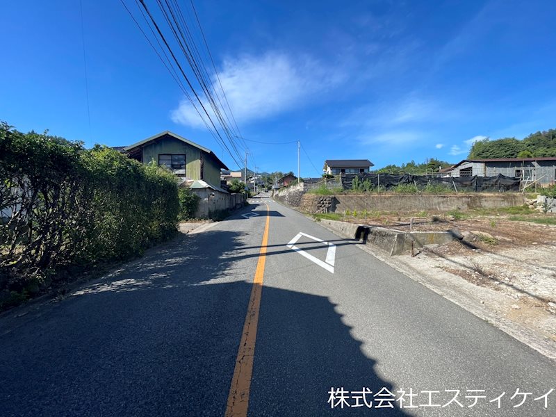 韮崎市穂坂町柳平　土地 現地写真（前面道路含む現地写真）