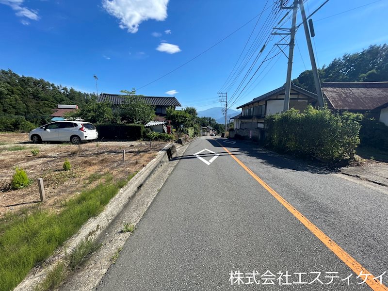 韮崎市穂坂町柳平　土地 現地写真（前面道路含む現地写真）