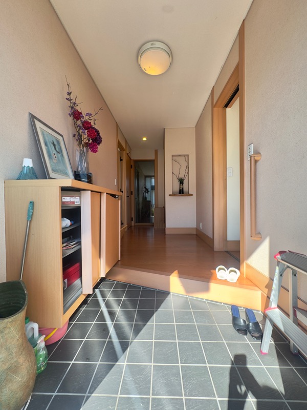 中央市西新居　中古 現地写真（玄関）