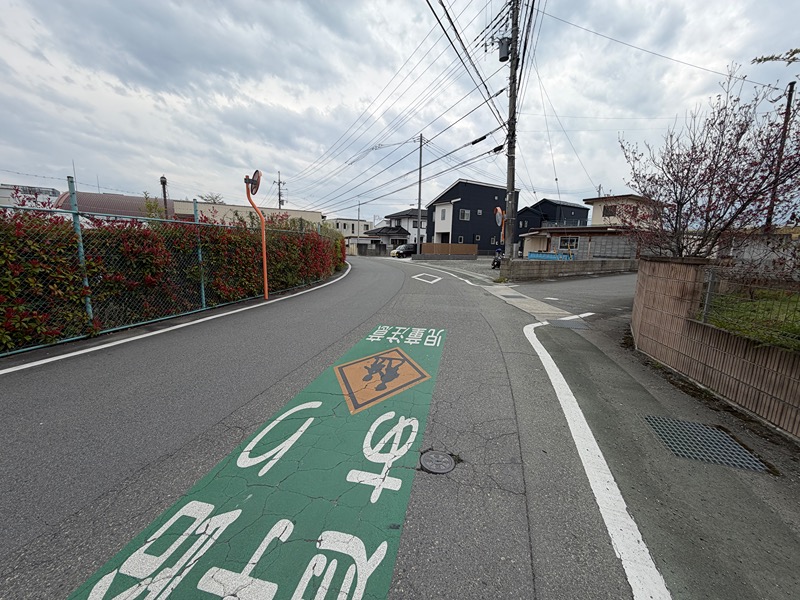 甲斐市西八幡　中古 現地写真（前面道路含む現地写真）