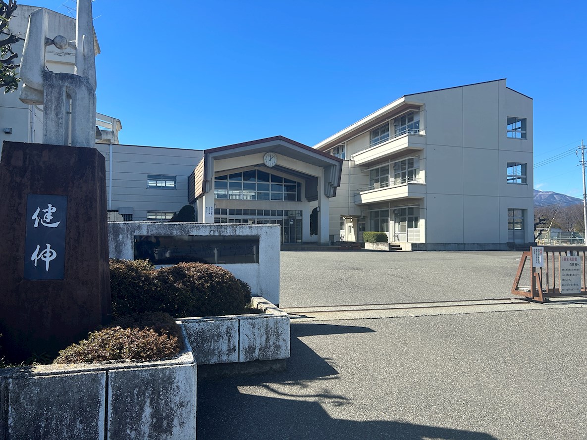 甲斐市西八幡　中古 中学校