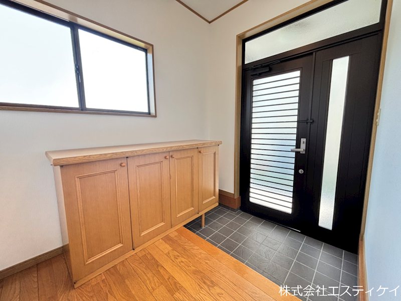 中央市臼井阿原　中古 現地写真（玄関）