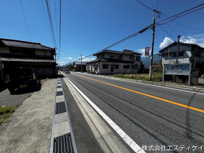 南アルプス市東南湖　土地 現地写真（前面道路含む現地写真）