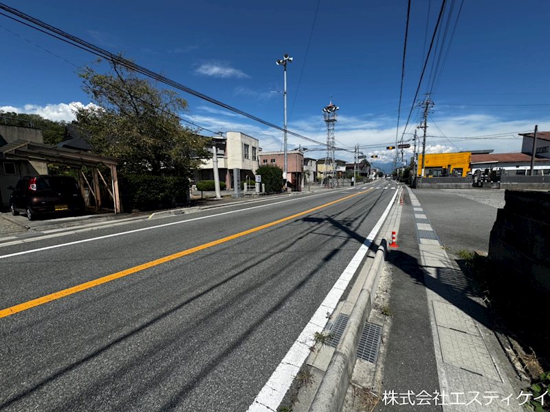 南アルプス市東南湖　土地 現地写真（前面道路含む現地写真）