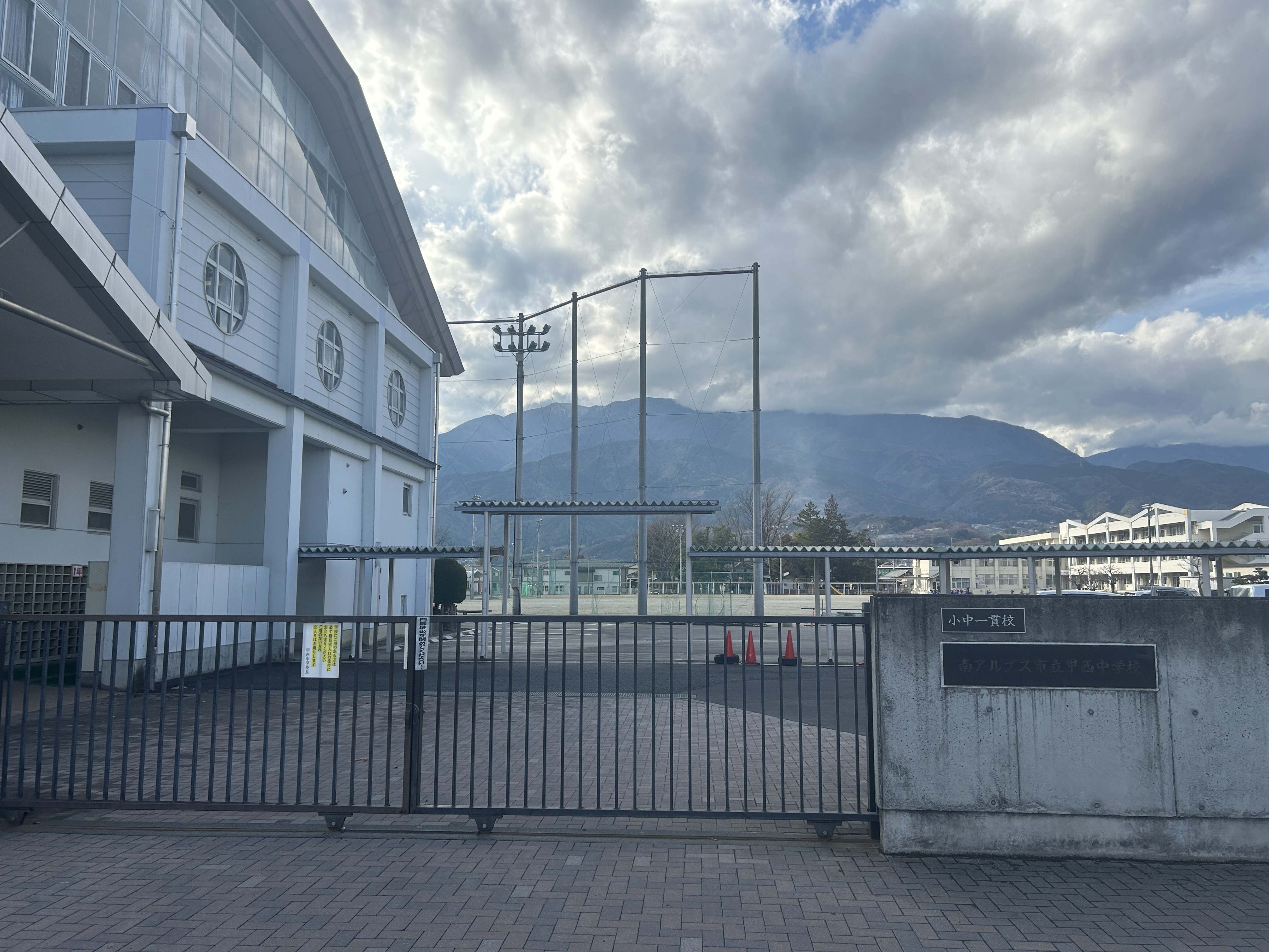 南アルプス市東南湖　土地 中学校
