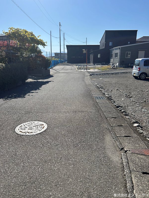 南アルプス市鮎沢　土地 現地写真（前面道路含む現地写真）