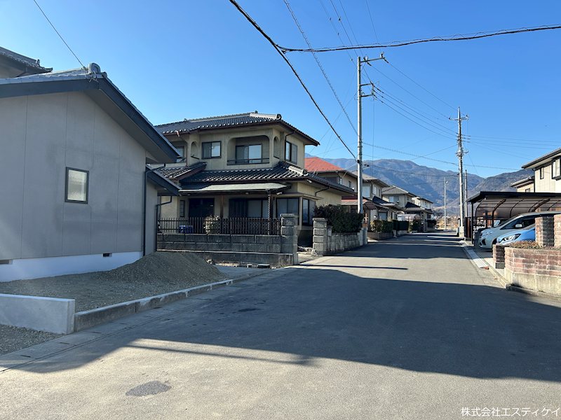 南アルプス市飯野　中古  現地写真（前面道路含む現地写真）