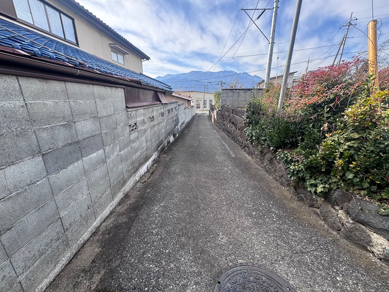 甲斐市岩森　中古 現地写真（前面道路含む現地写真）