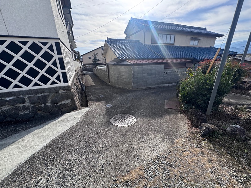 甲斐市岩森　中古 現地写真（前面道路含む現地写真）