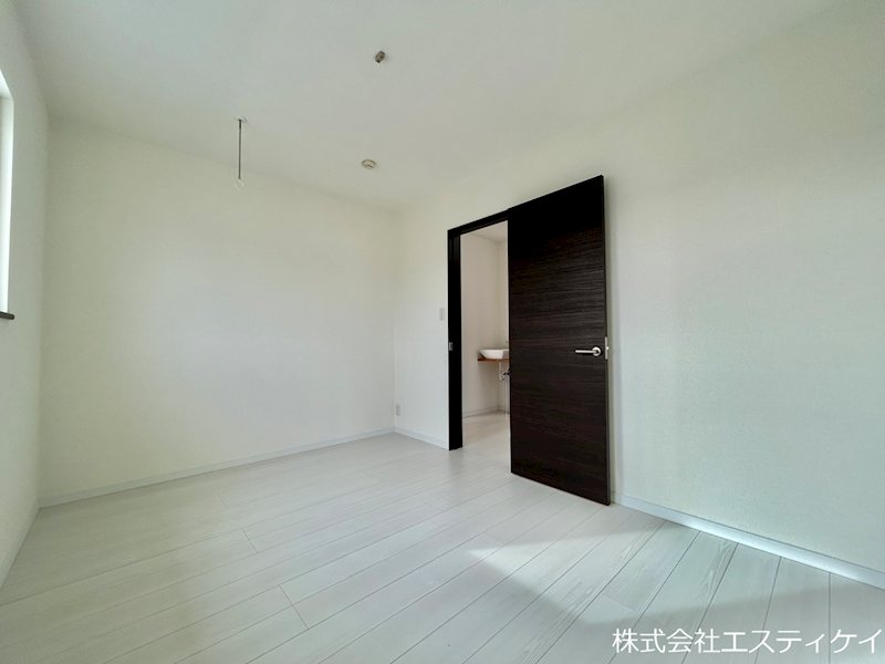 甲府市里吉４丁目　中古 内観写真（リビング以外の居室）