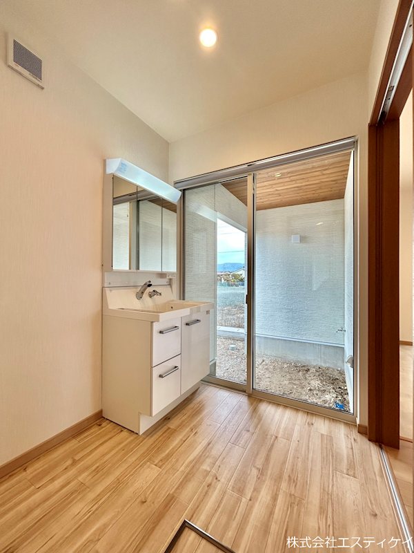 甲府市里吉４丁目　中古 内観写真（洗面台・洗面所）