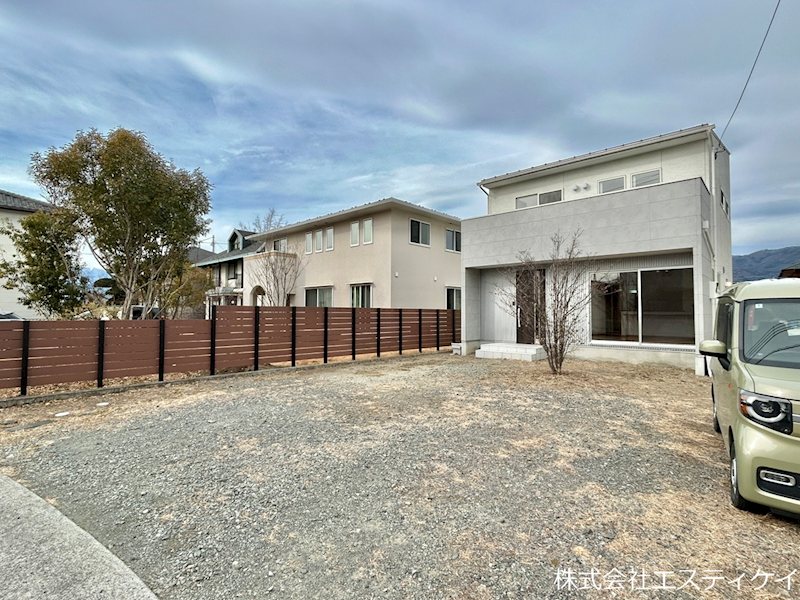 甲府市里吉４丁目　中古 現地写真（駐車場）