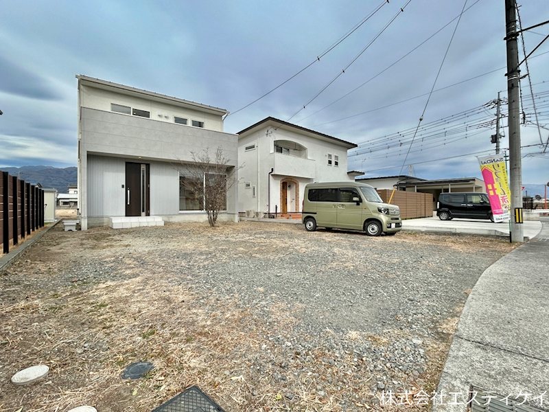 甲府市里吉４丁目　中古 現地写真（駐車場）