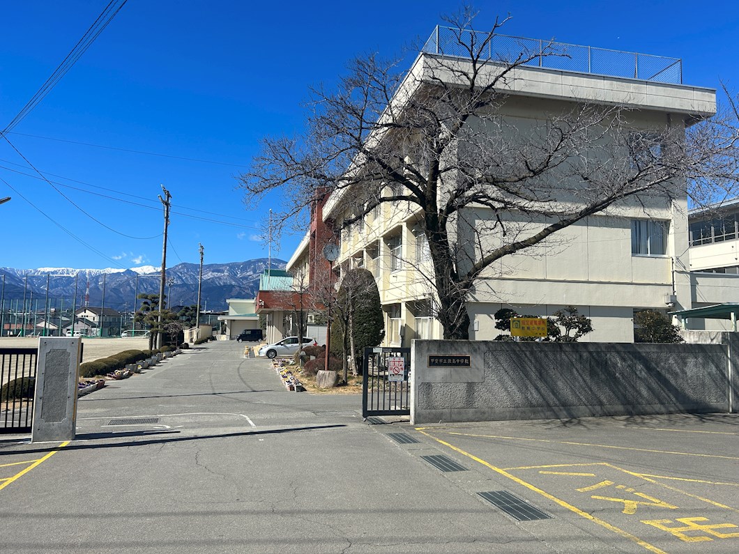甲斐市中下条　中古 中学校