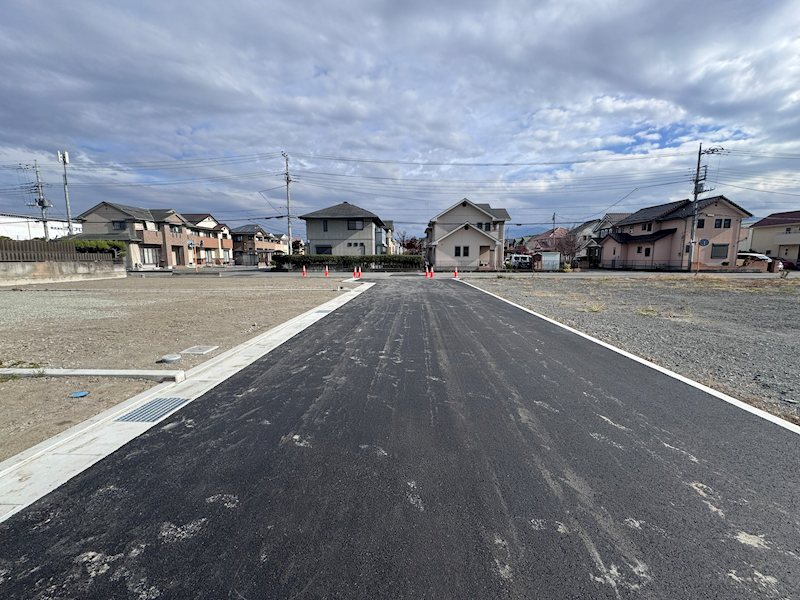 南アルプス市藤田区画③新築住宅「シンプる。」   現地写真（前面道路含む現地写真）