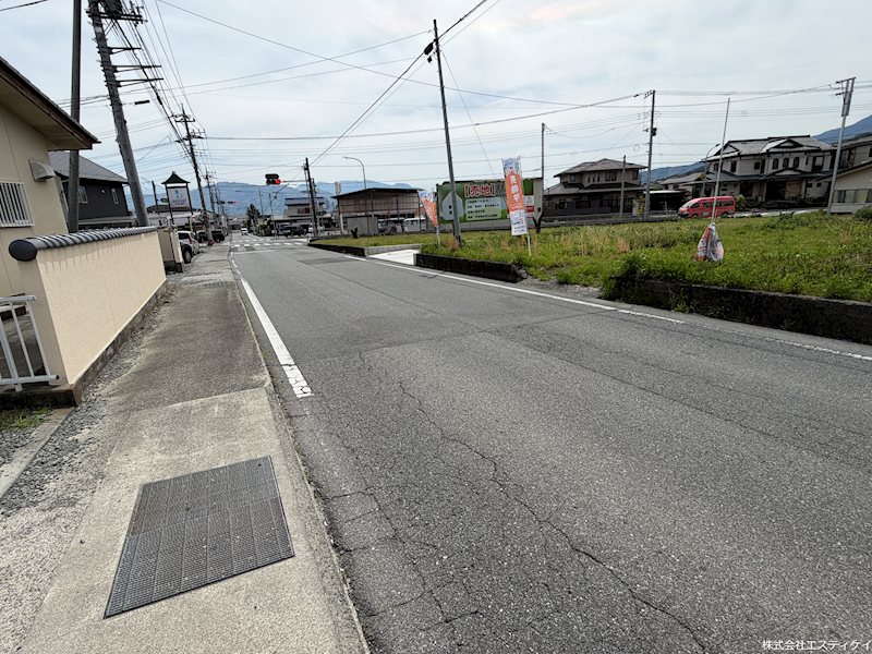 南アルプス市桃園　土地 現地写真（前面道路含む現地写真）