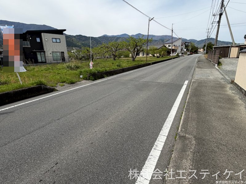南アルプス市桃園　土地 現地写真（前面道路含む現地写真）