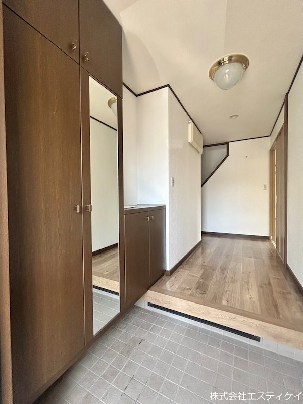 甲府市長松寺町　中古 現地写真（玄関）