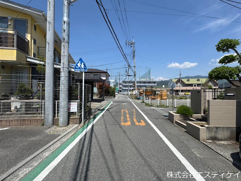 甲府市長松寺町　中古 現地写真（前面道路含む現地写真）