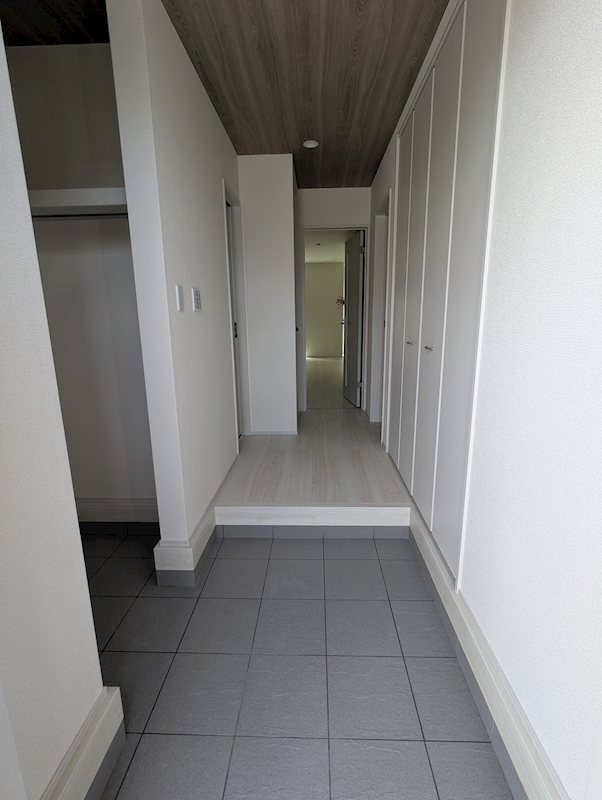 府中市幸町第5　全3棟 　2号棟 現地写真（玄関）