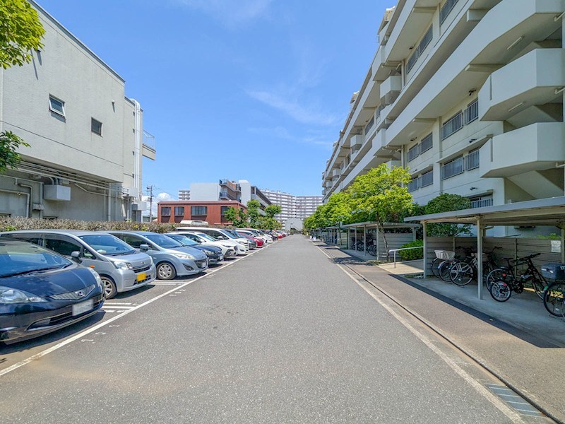 富岡エステート2号棟 共用部写真（駐車場）