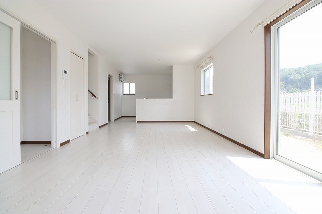総社市井尻野　中古住宅　2018年築 内観写真（リビング）