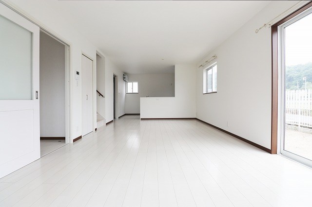 総社市井尻野　中古住宅　2018年築 内観写真（リビング）