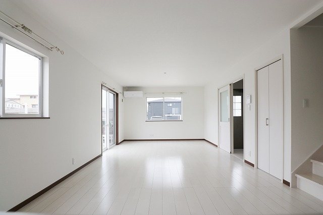 総社市井尻野　中古住宅　2018年築 内観写真（リビング）