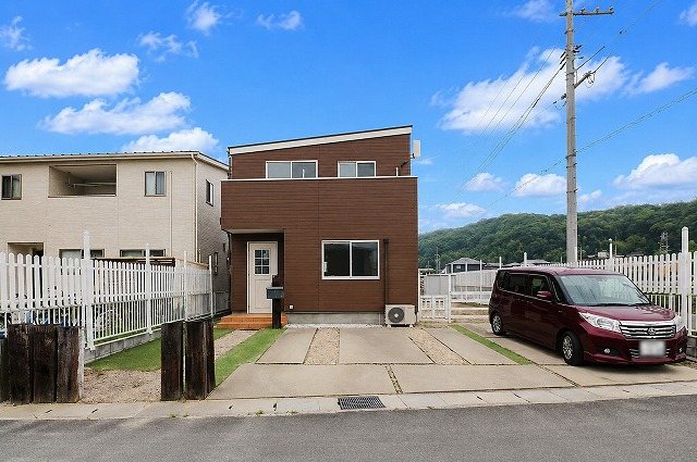 総社市井尻野　中古住宅　2018年築 現地写真（前面道路含む現地写真）