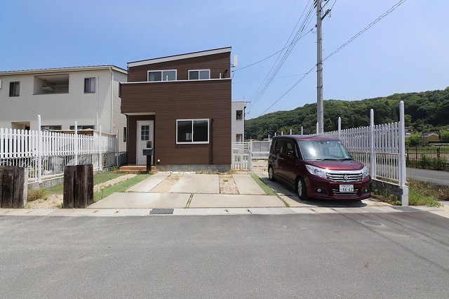 総社市井尻野　中古住宅　2018年築 現地写真（前面道路含む現地写真）