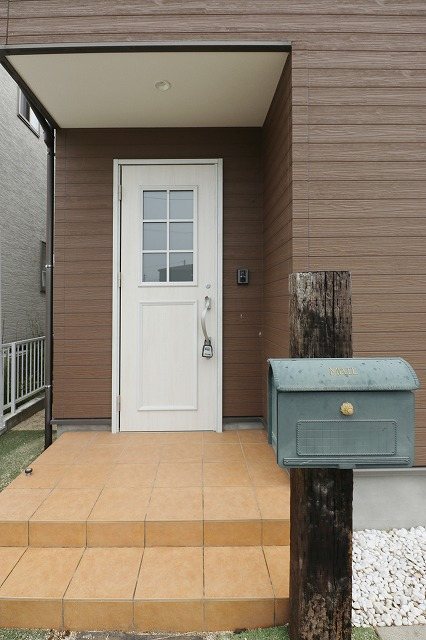 総社市井尻野　中古住宅　2018年築 現地写真（玄関）