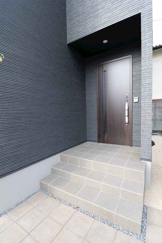 新築戸建　ルルーディア西阿知町新田 現地写真（玄関）