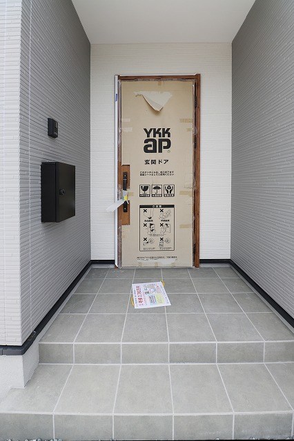 新築分譲住宅よかタウン総社市門田【限定2棟】1号棟 現地写真（玄関）