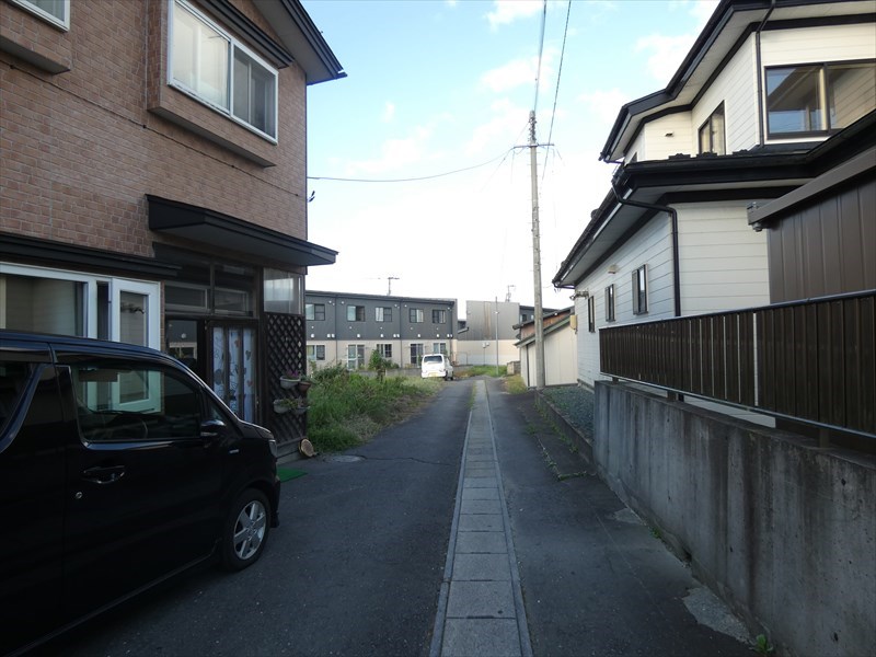 2143　青森県上北郡おいらせ町三本木　土地 現地写真（前面道路含む現地写真）