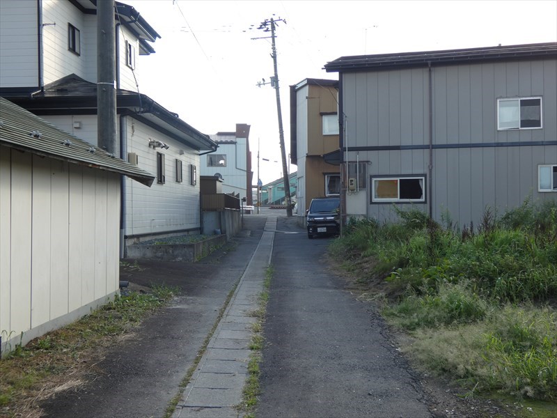 2143　青森県上北郡おいらせ町三本木　土地 現地写真（前面道路含む現地写真）